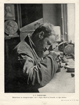 107128 Portret van J.C. Wienecke, geboren 1872, medailleur en stempelsnijder te Utrecht. Te halve lijve rechts, zittend ...